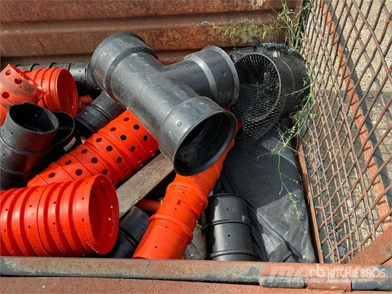 Quantity of (2) 8 ft 10 in x 4 ft Metal Crates Inne akcesoria