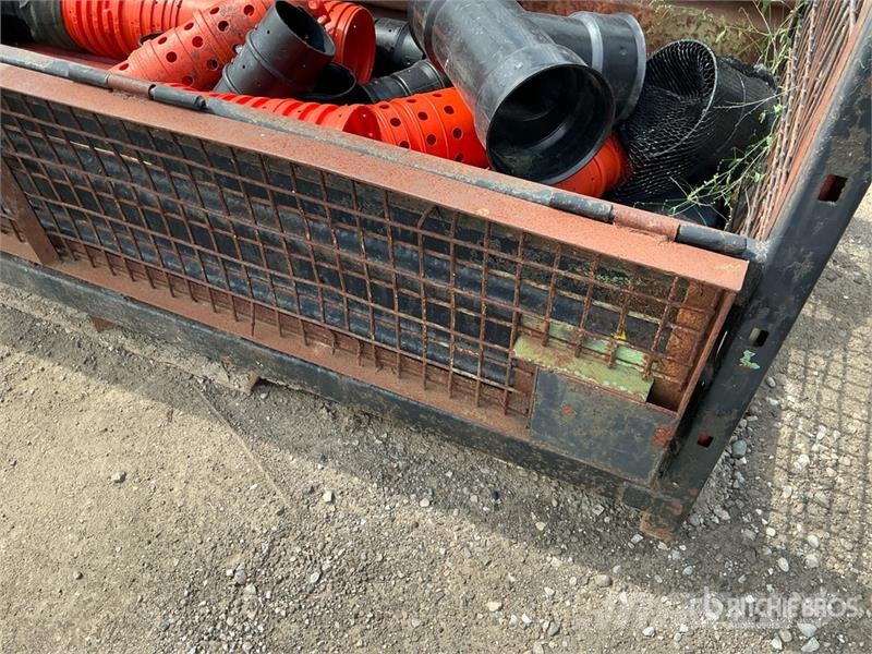 Quantity of (2) 8 ft 10 in x 4 ft Metal Crates Inne akcesoria