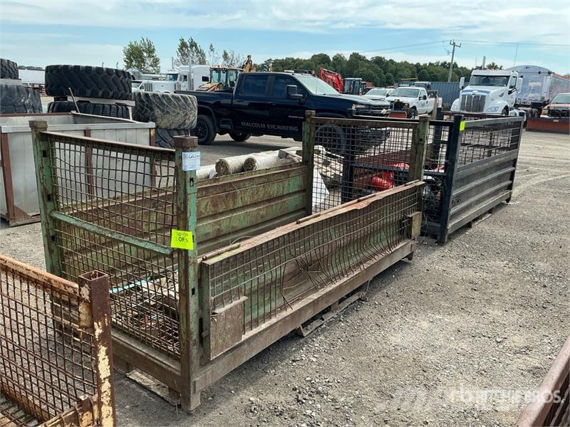 Quantity of (2) 8 ft 10 in x 4 ft Metal Crates Inne akcesoria
