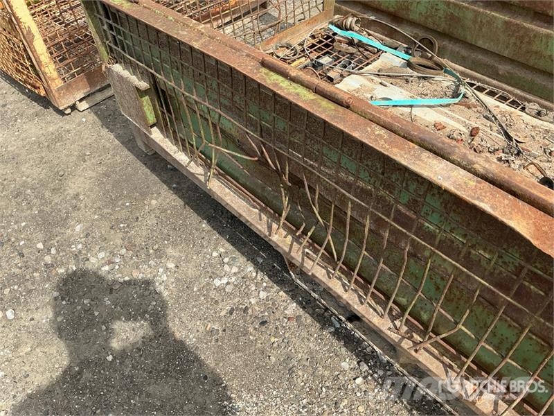 Quantity of (2) 8 ft 10 in x 4 ft Metal Crates Inne akcesoria
