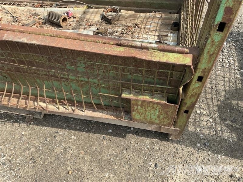 Quantity of (2) 8 ft 10 in x 4 ft Metal Crates Inne akcesoria