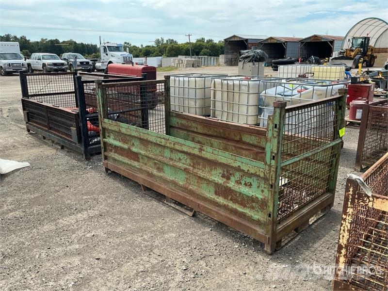 Quantity of (2) 8 ft 10 in x 4 ft Metal Crates Inne akcesoria
