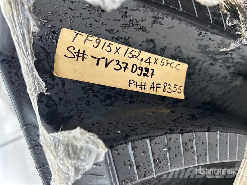  Quantity of (2) 915 mm x 152.4 mm x 57 mm 36" Rubb مكونات أخرى