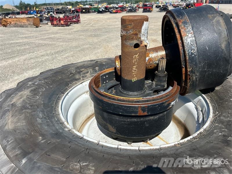 Quantity of (2) BKT 650/65R30.5 Tires Opony, koła i felgi