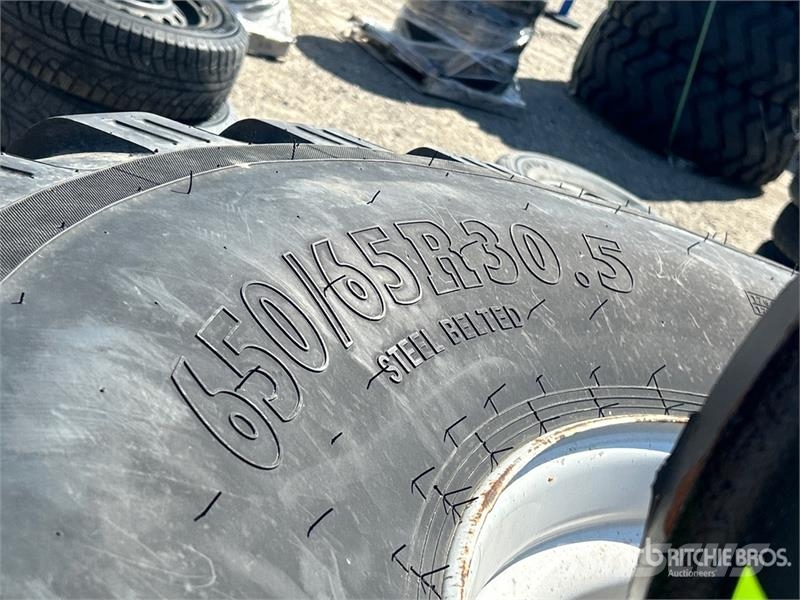 Quantity of (2) BKT 650/65R30.5 Tires Opony, koła i felgi
