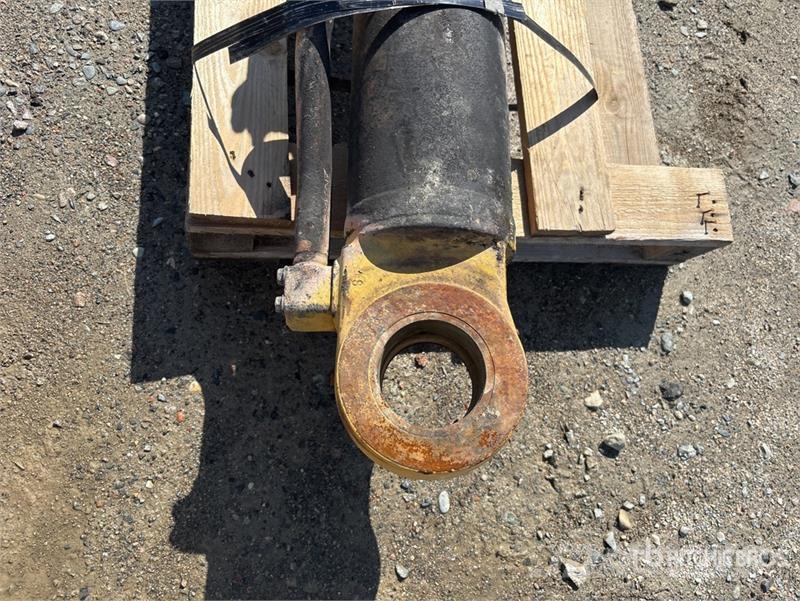  Quantity of (2) Boom and (1) Stick Cylinder Drugi deli