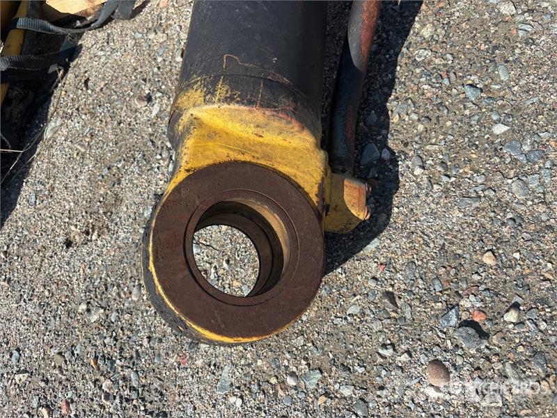  Quantity of (2) Boom and (1) Stick Cylinder Drugi deli