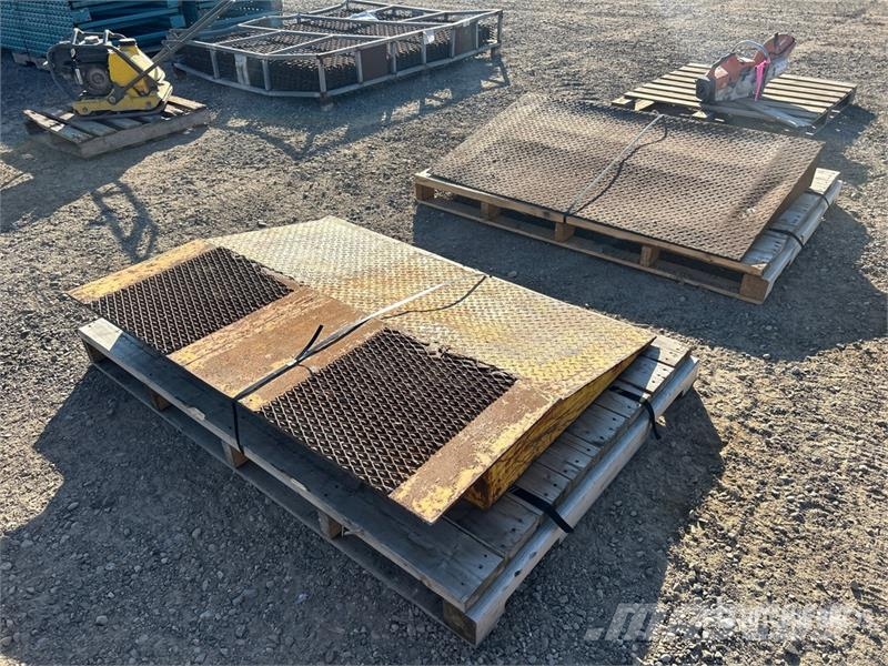  Quantity of (2) Cattle Loading Ramp ماكينات وملحقات مواش أخرى
