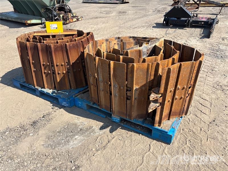  Quantity of (2) Crawler Dozer Steel Tracks - Fits  Drugi deli
