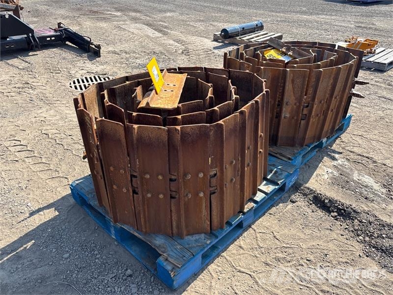  Quantity of (2) Crawler Dozer Steel Tracks - Fits  Drugi deli