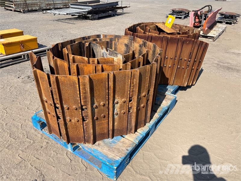  Quantity of (2) Crawler Dozer Steel Tracks - Fits  Drugi deli