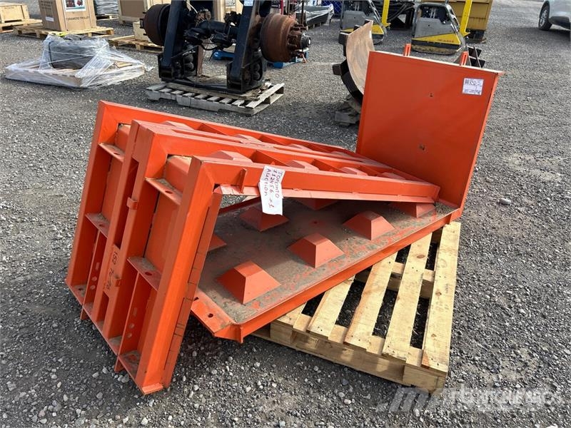 Quantity of (2) CRN6 18,000 LB Sea Container Ramp Ďalšie komponenty