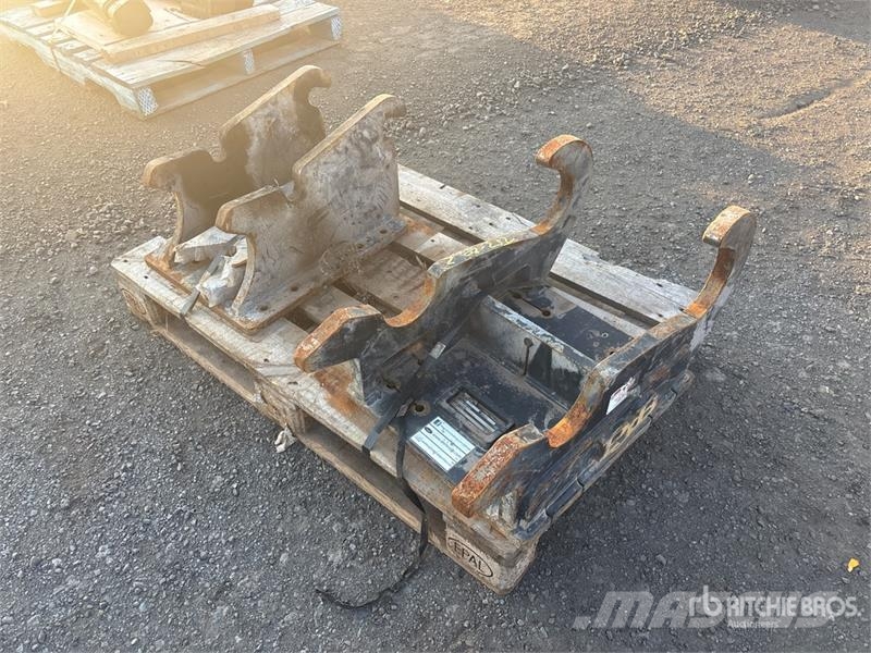 Quantity of (2) Excavator Coupler Hitre spojke