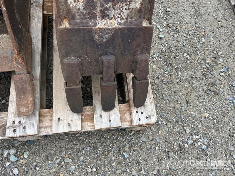  Quantity of (2) Excavator Bucket Schaufeln