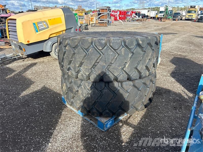 Quantity of (2) Forcestone 23.5x25 Tires Gume, točkovi i felne