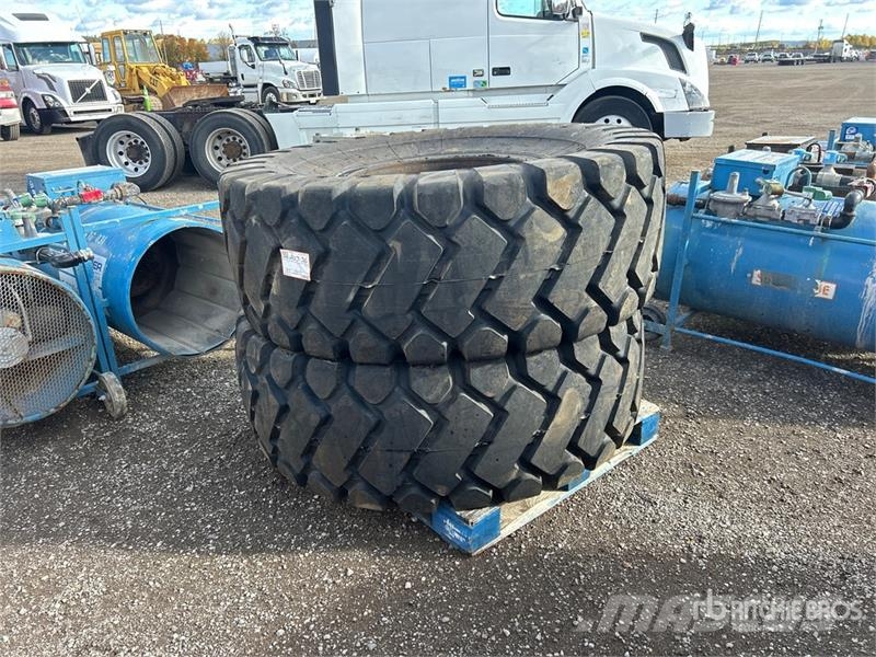 Quantity of (2) Forcestone 23.5x25 Tires Gume, točkovi i felne