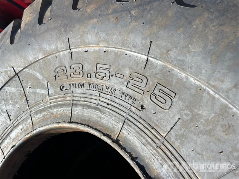 Quantity of (2) Forcestone 23.5x25 Tires Gume, točkovi i felne