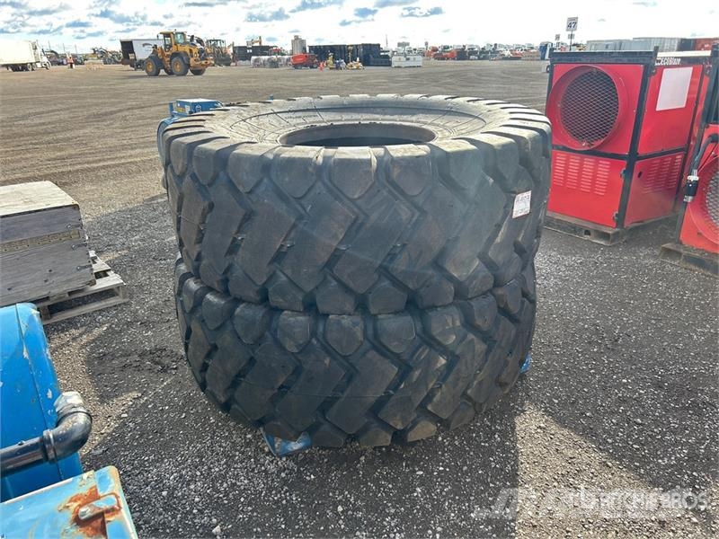 Quantity of (2) Forcestone 23.5x25 Tires Gume, točkovi i felne