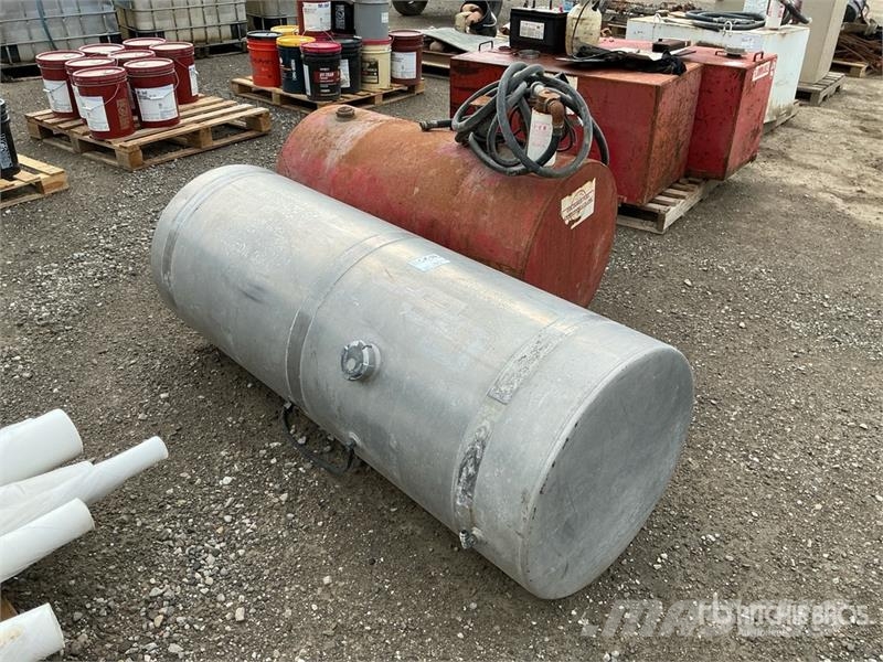  Quantity of (2) Fuel Tank Kraftstoff- und Zusatzstoffbehälter