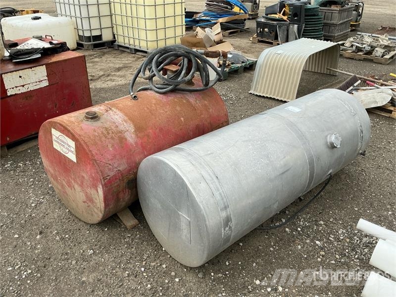  Quantity of (2) Fuel Tank Kraftstoff- und Zusatzstoffbehälter