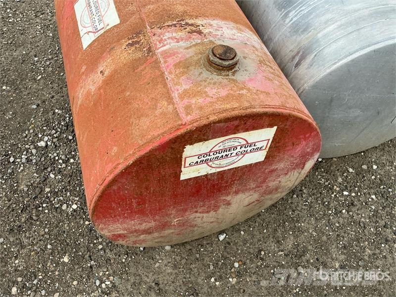  Quantity of (2) Fuel Tank Kraftstoff- und Zusatzstoffbehälter