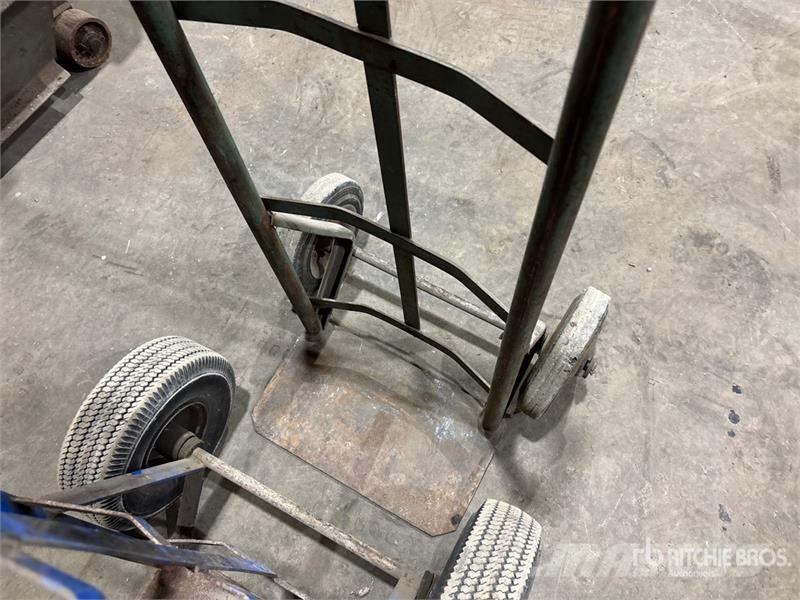  Quantity of (2) Hand Truck Drugi deli