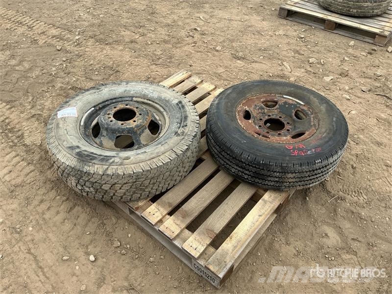  Quantity of (2) Mixed Tires Gume, kolesa in platišča