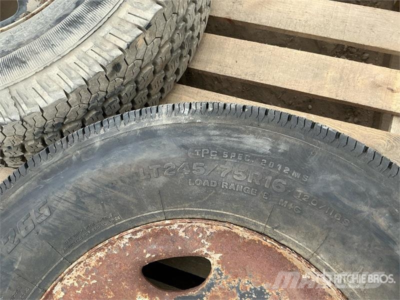  Quantity of (2) Mixed Tires Gume, kolesa in platišča