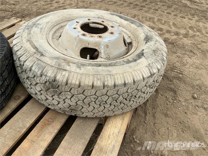  Quantity of (2) Mixed Tires Gume, kolesa in platišča