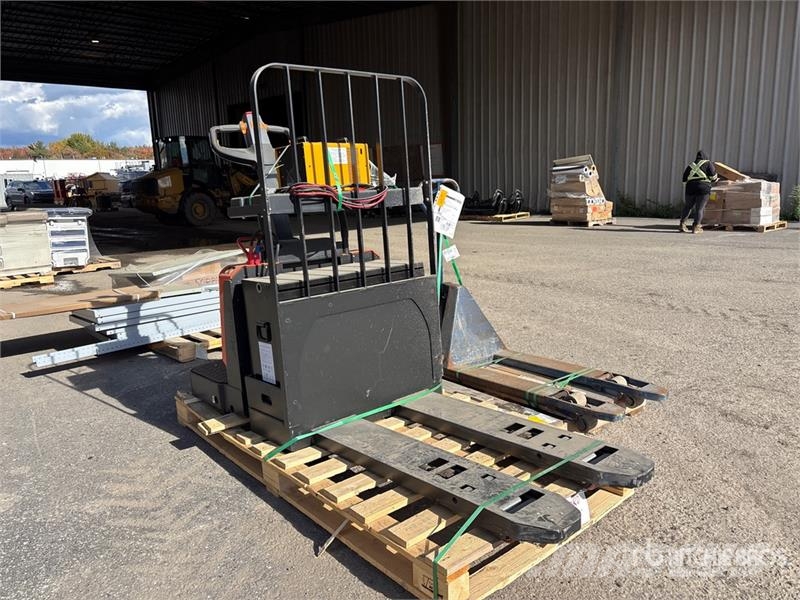 Quantity of (2) Pallet Jack Hand pallet trucks