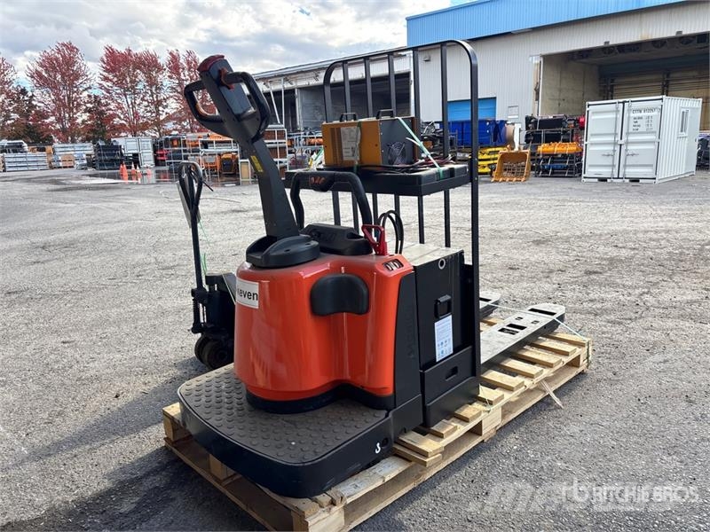Quantity of (2) Pallet Jack Hand pallet trucks