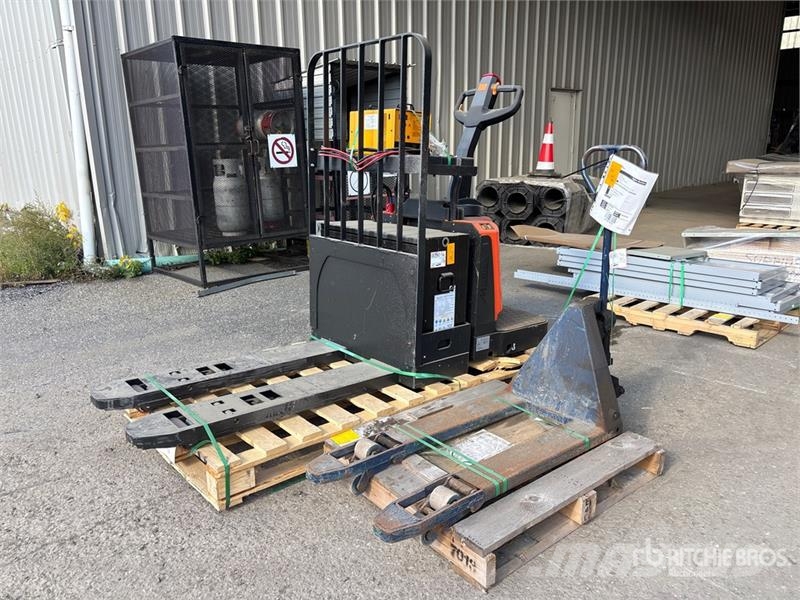 Quantity of (2) Pallet Jack Hand pallet trucks