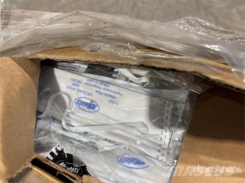  Quantity of (2) Pallets of N95 Mask (Unused) شاحنات قلابة