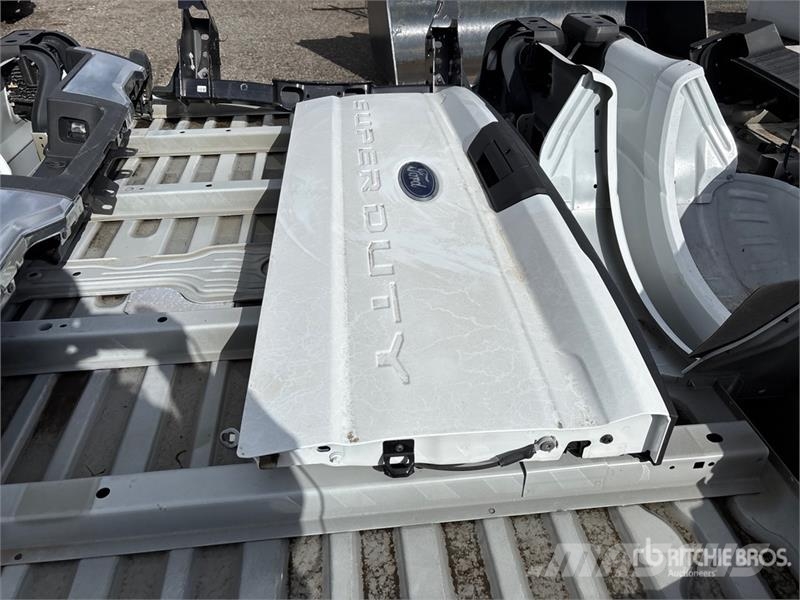  Quantity of (2) Pickup Truck Bed - Fits Ford F-250 معدات النقل - غير ذلك