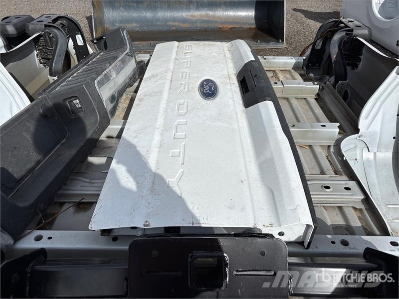  Quantity of (2) Pickup Truck Bed - Fits Ford F-250 معدات النقل - غير ذلك