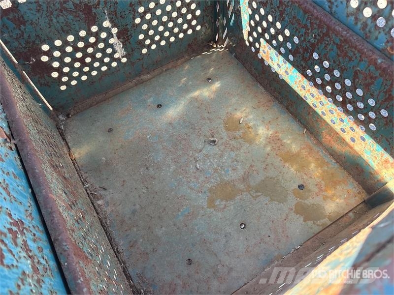 Quantity of (2) Rigid 32 in. x 36 in. x 42 in. Ste ماكينات زراعية - غير ذلك