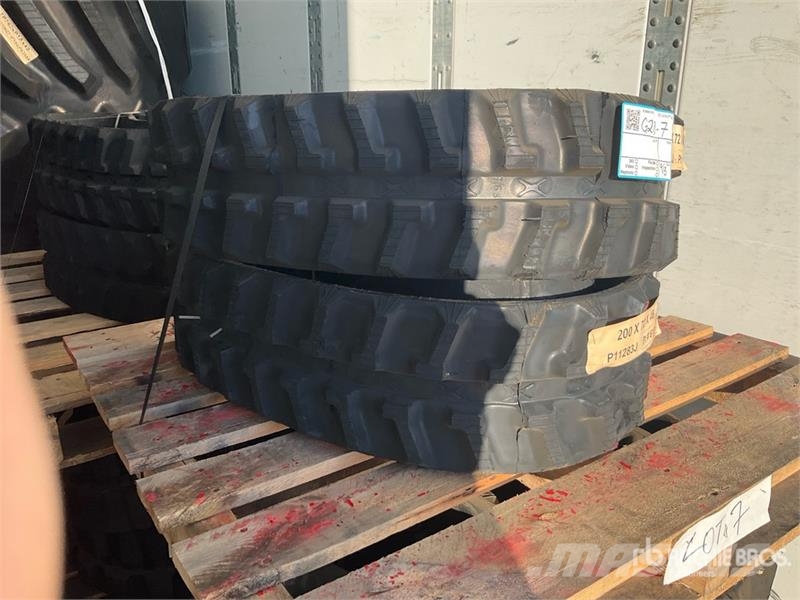 Quantity of (2) Rubber 200 x 72 x 46 Tracks (Unuse Drugi deli