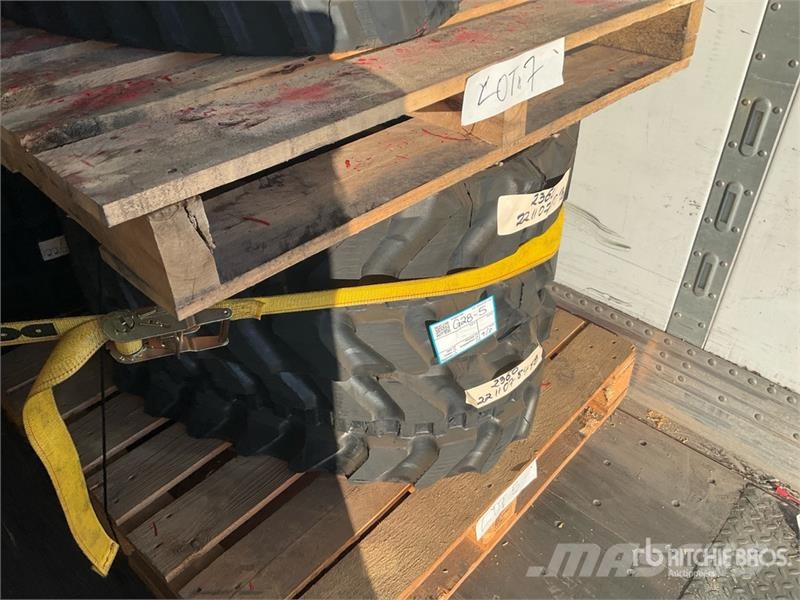  Quantity of (2) Rubber 300 x 52.5 x 80 Tracks (Unu Drugi deli