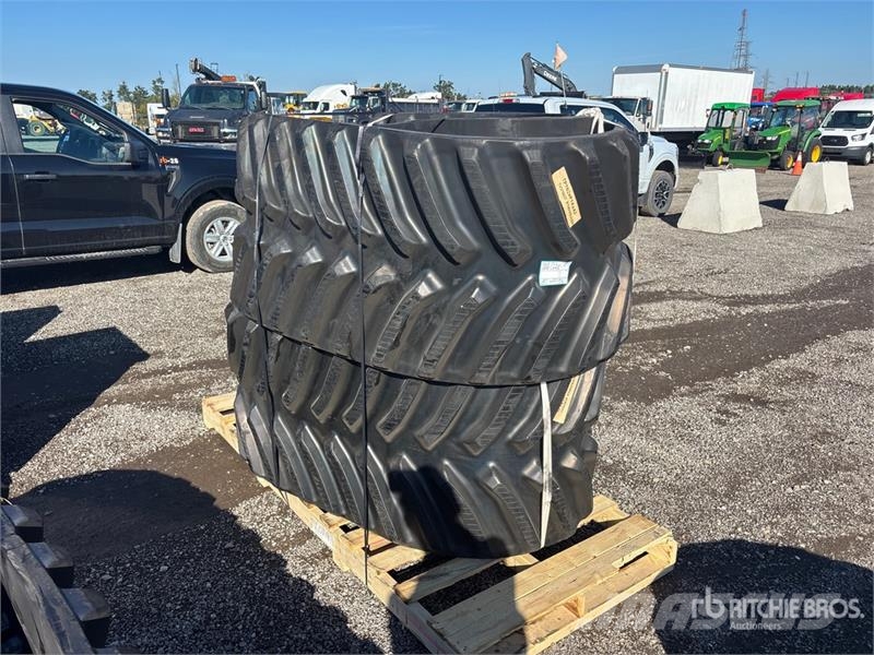 Quantity of (2) Rubber 762 x 152.4 x 42 Tracks (Un Drugi deli