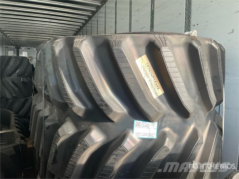 Quantity of (2) Rubber 762 x 152.4 x 42 Tracks (Un Drugi deli