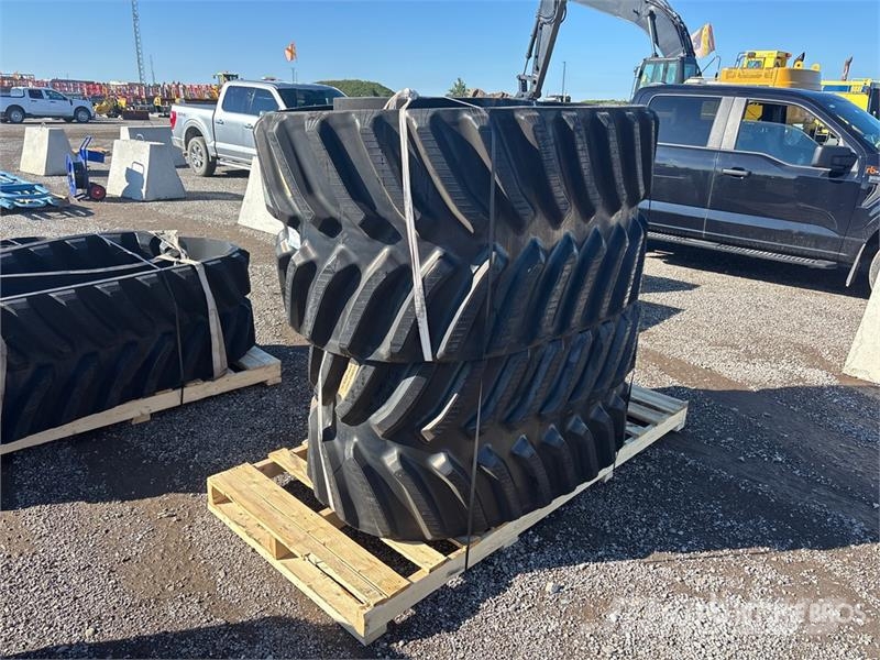 Quantity of (2) Rubber 762 x 152.4 x 42 Tracks (Un Drugi deli