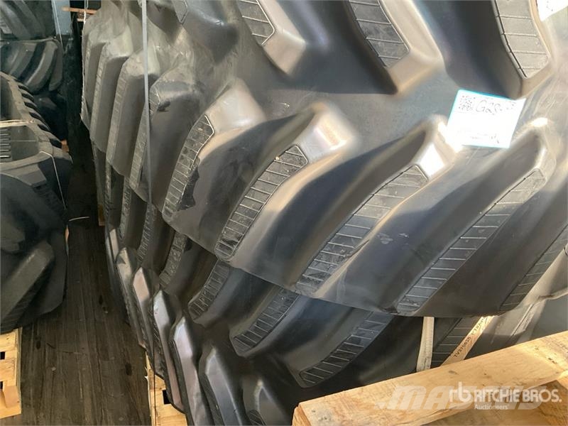 Quantity of (2) Rubber 762 x 152.4 x 42 Tracks (Un Drugi deli