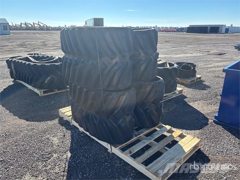 Quantity of (2) Rubber 762 x 152.4 x 42 Tracks (Un Drugi deli