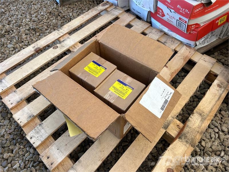  Quantity of (2) Schneider 9070T200Q53590 Industria Drugi deli