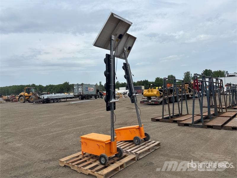Quantity of (2) Solar Traffic Light Lichtmasten