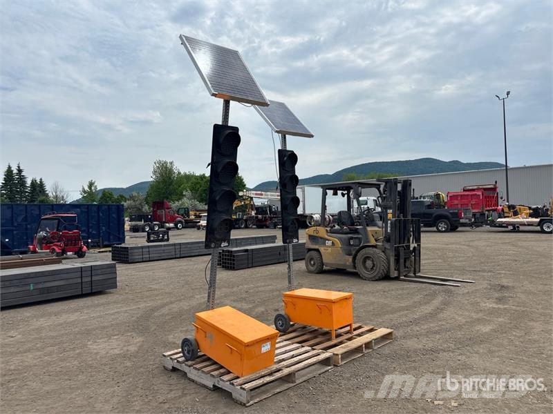 Quantity of (2) Solar Traffic Light Lichtmasten