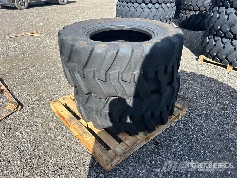 Quantity of (2) TaiHao 19.5L-24 R4 Heavy Duty Tire Gume, točkovi i felne