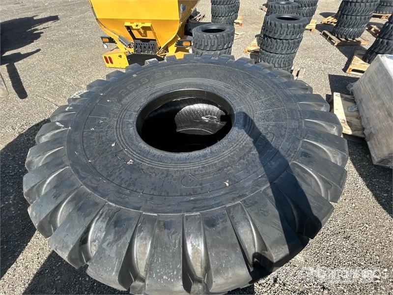 Quantity of (2) TaiHao 29.5x25 E3/L3 Heavy Duty Ti Gume, točkovi i felne