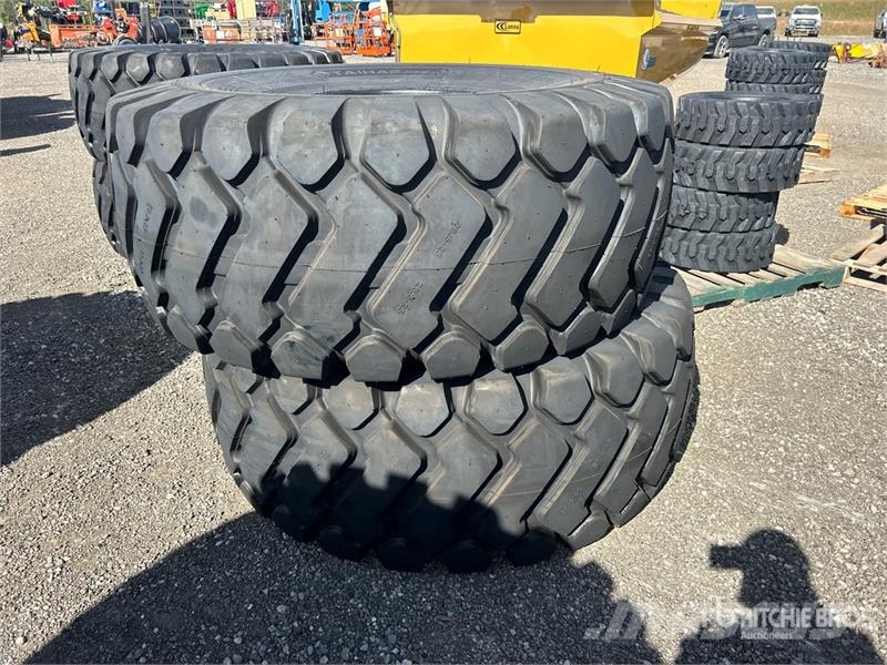 Quantity of (2) TaiHao 29.5x25 E3/L3 Heavy Duty Ti Gume, točkovi i felne