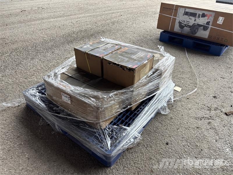 Quantity of (20) Adjustable Crowd Control Stainles Коммерческий транспорт - Другие